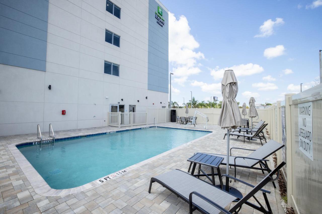 Holiday Inn Express & Suites Tampa Stadium - Airport Area By Ihg Kültér fotó